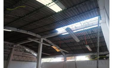 Bodega a pie de calle en una superficie de 14m x 14m