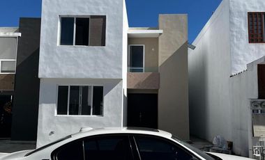 Casa en Renta de 2 niveles en Valle la Rioja, Apodaca, Nuevo León