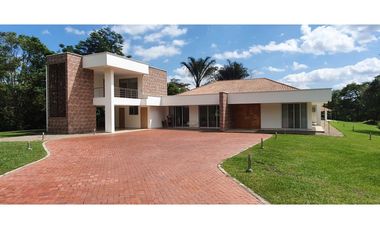 ESPECTACULAR CASA EN VENTA/ARRIENDO CERCA A VILLAVICENCIO STA TERESITA