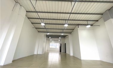 Amplio local de 79 m2 en lamos Norte sobre la calle 72!!