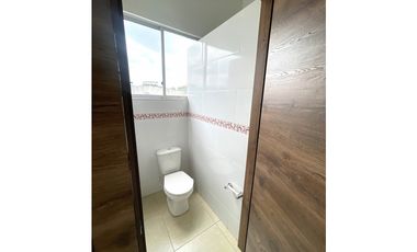 Amplio local de 79 m2 en lamos Norte sobre la calle 72!!