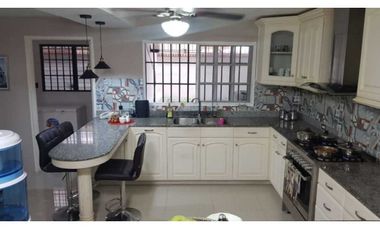 VENTA  CASA CON PISCINA EN LA ALAMEDA