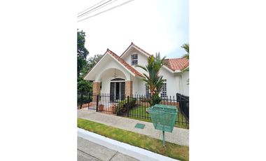 SE VENDE CASA EN BRISAS DEL GOLF - URB. LA MONTAÑESA