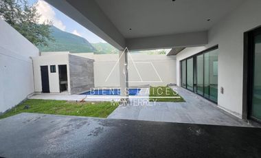 Casa en Privada Granadas en zona de El  Uro