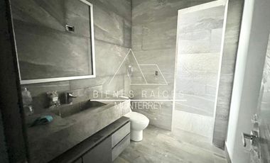 Casa en Privada Granadas en zona de El  Uro