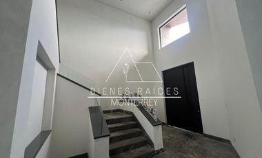 Casa en Privada Granadas en zona de El  Uro