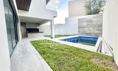 Casa en Privada Granadas en zona de El  Uro