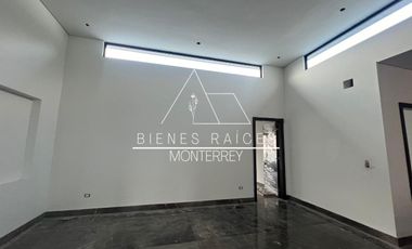 Casa en Privada Granadas en zona de El  Uro