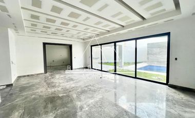 Casa en Privada Granadas en zona de El  Uro