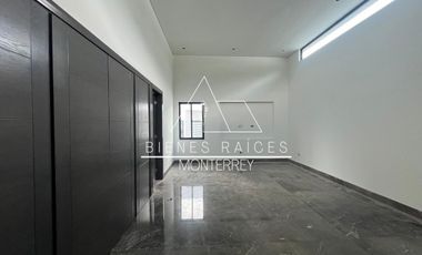 Casa en Privada Granadas en zona de El  Uro