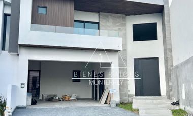 Casa en Privada Granadas en zona de El  Uro