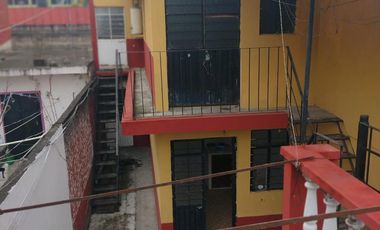 Edificio con 2 departamentos de 2 niveles y un local en la colonia Ferrer Guardia.