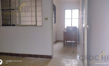 Edificio con 2 departamentos de 2 niveles y un local en la colonia Ferrer Guardia.