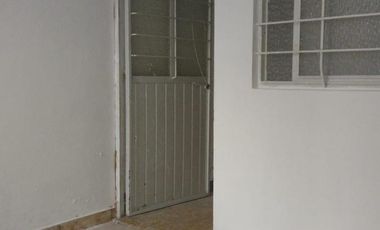 Edificio con 2 departamentos de 2 niveles y un local en la colonia Ferrer Guardia.