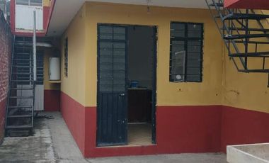 Edificio con 2 departamentos de 2 niveles y un local en la colonia Ferrer Guardia.