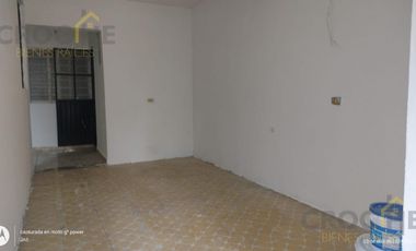 Edificio con 2 departamentos de 2 niveles y un local en la colonia Ferrer Guardia.