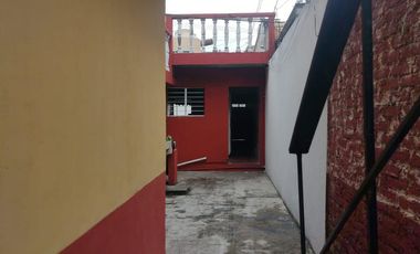 Edificio con 2 departamentos de 2 niveles y un local en la colonia Ferrer Guardia.