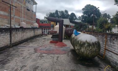 Edificio con 2 departamentos de 2 niveles y un local en la colonia Ferrer Guardia.
