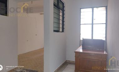 Edificio con 2 departamentos de 2 niveles y un local en la colonia Ferrer Guardia.
