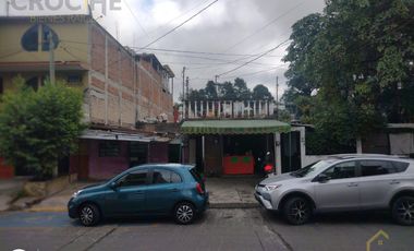 Edificio con 2 departamentos de 2 niveles y un local en la colonia Ferrer Guardia.