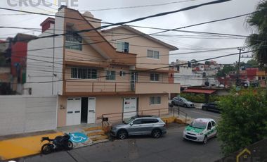 Edificio con 2 departamentos de 2 niveles y un local en la colonia Ferrer Guardia.