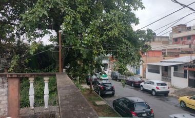 Edificio con 2 departamentos de 2 niveles y un local en la colonia Ferrer Guardia.