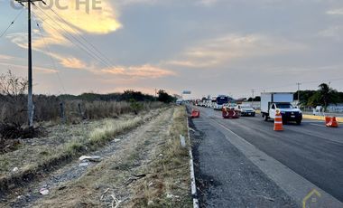 Terreno en venta en Tamarindo Veracruz sobre carretera frente al retén.