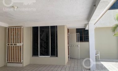 Casa en venta ubicada en calle Ignacio Ramírez, Col. Vistalmar, en Coatzacoalcos, Veracruz.