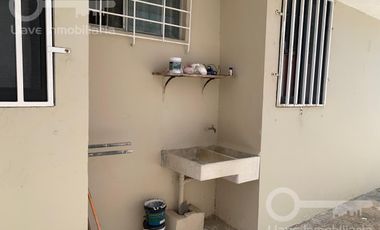 Casa en venta ubicada en calle Ignacio Ramírez, Col. Vistalmar, en Coatzacoalcos, Veracruz.
