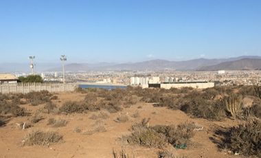 A 5 MINUTOS DE LA PLAYA Y 10 MINUTOS  DE CARRETERA  5 NORTE