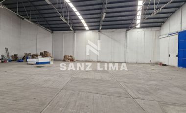 Carr. Celaya-Salvatierra: Excelente bodega, área de oficinas y estacionamiento.