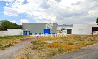 Carr. Celaya-Salvatierra: Excelente bodega, área de oficinas y estacionamiento.