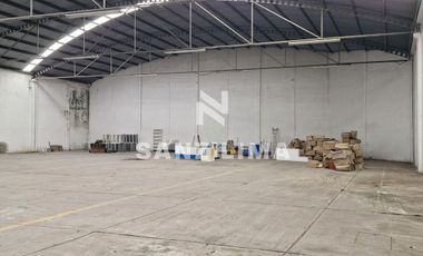 Carr. Celaya-Salvatierra: Excelente bodega, área de oficinas y estacionamiento.