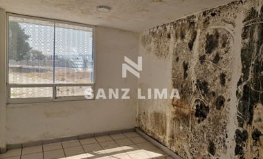 Carr. Celaya-Salvatierra: Excelente bodega, área de oficinas y estacionamiento.