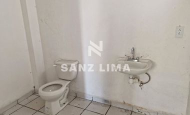 Carr. Celaya-Salvatierra: Excelente bodega, área de oficinas y estacionamiento.