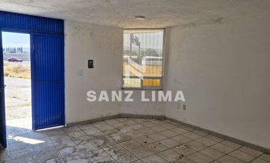 Carr. Celaya-Salvatierra: Excelente bodega, área de oficinas y estacionamiento.