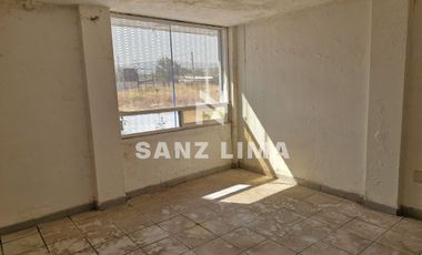 Carr. Celaya-Salvatierra: Excelente bodega, área de oficinas y estacionamiento.