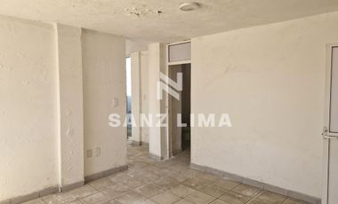 Carr. Celaya-Salvatierra: Excelente bodega, área de oficinas y estacionamiento.