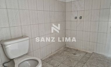 Carr. Celaya-Salvatierra: Excelente bodega, área de oficinas y estacionamiento.