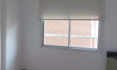 Departamento de dos ambientes con balcón  en torre, pileta y jardín perimetral.