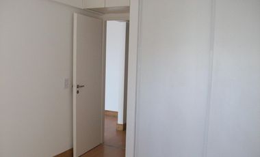 Departamento de dos ambientes con balcón  en torre, pileta y jardín perimetral.