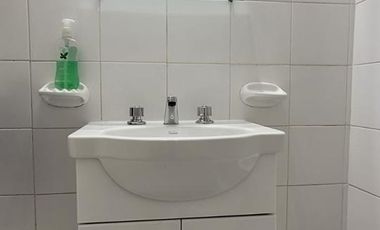 Departamento de dos ambientes con balcón  en torre, pileta y jardín perimetral.
