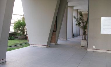 Departamento de dos ambientes con balcón  en torre, pileta y jardín perimetral.