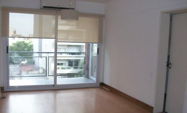 Departamento de dos ambientes con balcón  en torre, pileta y jardín perimetral.