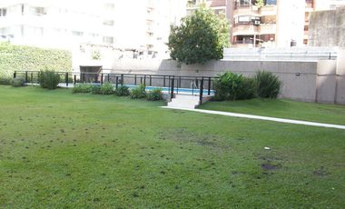 Departamento de dos ambientes con balcón  en torre, pileta y jardín perimetral.