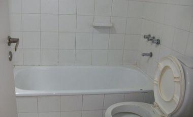 Departamento de dos ambientes con balcón  en torre, pileta y jardín perimetral.