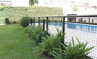 Departamento de dos ambientes con balcón  en torre, pileta y jardín perimetral.