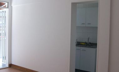 Departamento de dos ambientes con balcón  en torre, pileta y jardín perimetral.