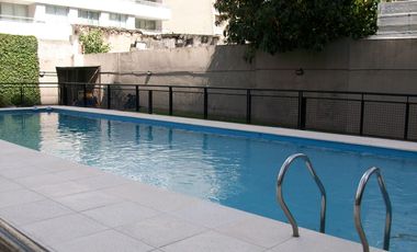 Departamento de dos ambientes con balcón  en torre, pileta y jardín perimetral.