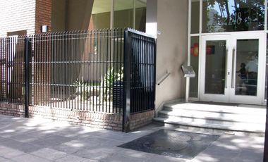 Departamento de dos ambientes con balcón  en torre, pileta y jardín perimetral.